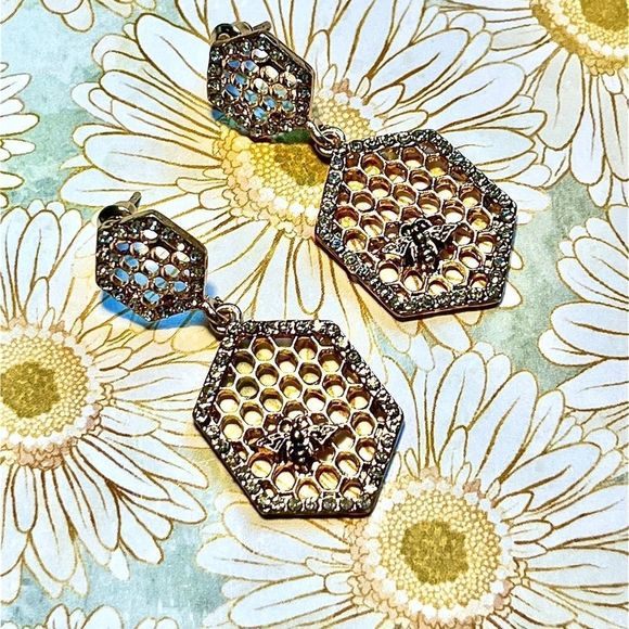 🏷️ Honeycomb Dangle Earrings With Bees Rhinestones Gold Tone - Picture 3 of 4